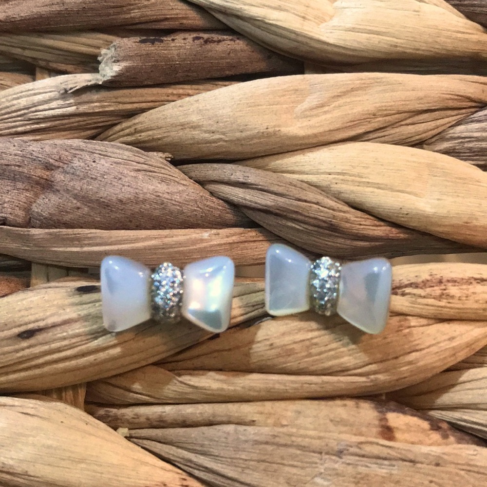 Cute 9.25 Sterling silver/mother pearl earrings
